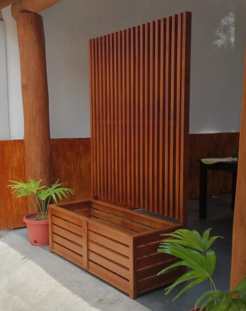 Floreira e painel ripado em madeira