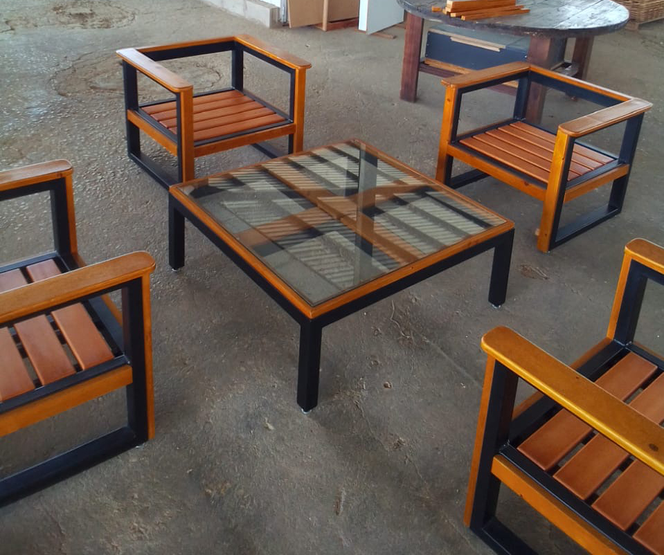 Conjunto de cadeiras e mesa para esplanada